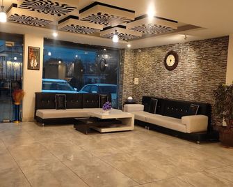 Hotel Holiday Hill - Rishikesh - Lobby