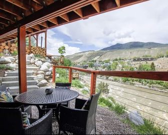 Cozy Cabin Retreat with Stunning Views of Yellowstone National Park in Montana - Gardiner - Balcony