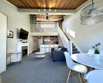 Oceanfront Loft - amazing views! - Qualicum Beach - Restaurant
