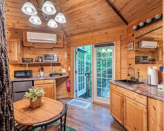 Holly Rock: Cozy Escape in the Treetops w/Hot Tub! - Hico - Cocina