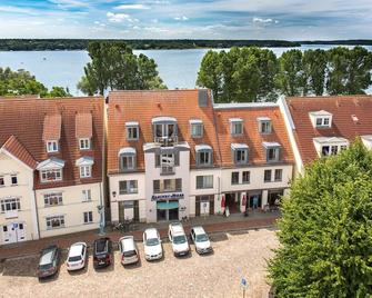 Hotel Kleines Meer - Waren - Building