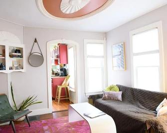 Vintage Charmer Waterfall views! sleeps 5! - Ithaca - Living room