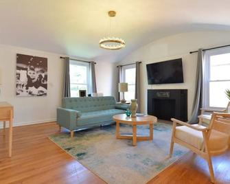 The Avenue Hot Tub Patio King Bed Pet Friendly Fast WiFi Gem of Grandview - Columbus - Living room