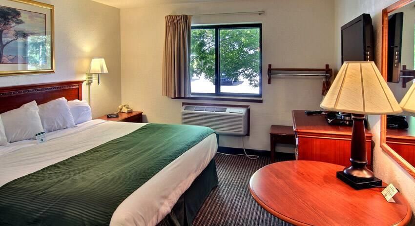 Days Inn & Suites by Wyndham Traverse City - טראברס סיטי - חדר שינה