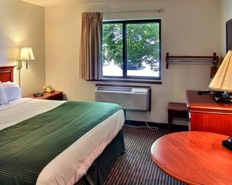 Days Inn & Suites by Wyndham Traverse City - Traverse City - Schlafzimmer