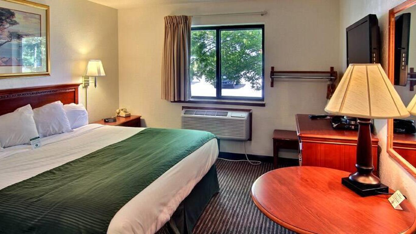Days Inn & Suites by Wyndham Traverse City