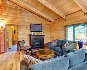 Twin B - Cozy 2-bedroom cabin in marvelous Halcottsville with WiFi, AC - Halcottsville