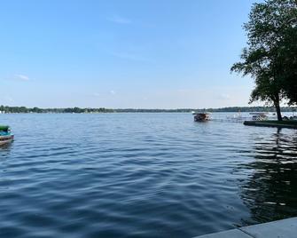 Stunning lakefront log cabin on a private acre - Syracuse