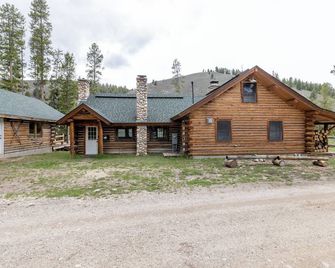 Casino Pines - on the bank of the Salmon River! - Stanley - Building