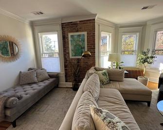Luxury townhome in Old town 2 blocks to King Street - Alexandria - Living room