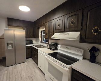 Peaceful, spacious and newly renovated house with AC in charming Hill top - Johnstown - Küche