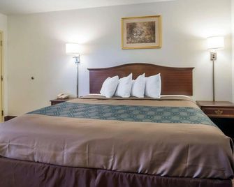 Econo Lodge Saint Albans - Saint Albans - Bedroom