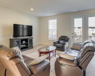 Balcony and Pool Access Modern Gainesville Home - Gainesville - Living room