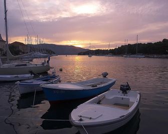 House at the seafront - Stari Grad