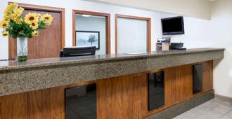 Days Inn & Suites by Wyndham Des Moines Airport - Des Moines