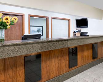 Days Inn & Suites by Wyndham Des Moines Airport - Des Moines - Front desk