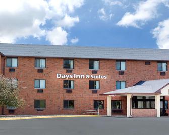 Days Inn & Suites by Wyndham Des Moines Airport - Des Moines - Rakennus