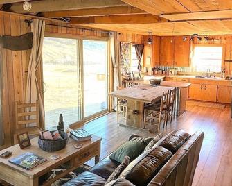 Home Away From Home - Off-Grid Cabin - 14 miles into Gunnison National Forest - Gunnison - Dining room