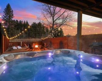 Fireside Grove- Downtown Stay with Hot Tub - Custer - Piscina