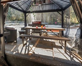 ~riverside Elevated Off-Grid Retreat On River Bend.Family Friendly Ohm Sweet Om - Shawnigan Lake - Патіо