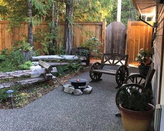 Cozy & Private next to nature & nearby Spider Lake Provincial Park. - Qualicum Beach - Patio