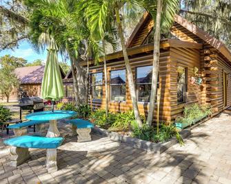 Okeechobee Cabin w/ Patio & Community Pool! - Okeechobee - Патіо