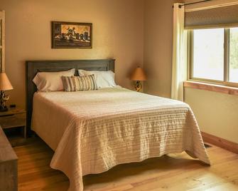 Entire Home with 180 degree Mountain Views of the Bitterroot - Stevensville - Bedroom