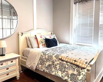 E1 Centrally located in Carytown fully fenced - Richmond - Habitación