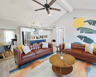 Sageview Cottage 4 Bdr W/ Pool, Pet Friendly! - Houston - Sala