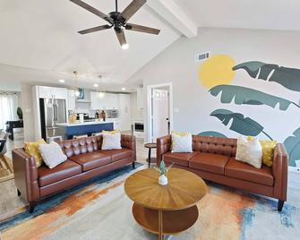 Sageview Cottage – 4 Bdr W/ Pool, Pet Friendly! - هيوستن - غرفة معيشة