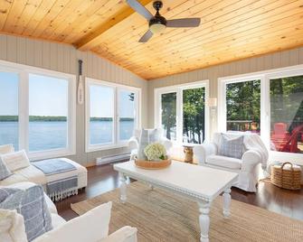 Gorgeous Lake Muskoka Cottage with Amazing Views & Hot Tub - Bala - Living room