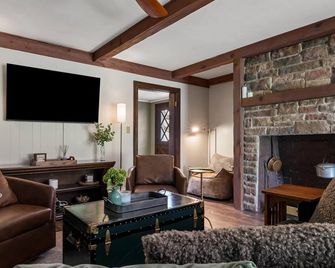 PA Country 1870 Colonial on 5 Acres - Greenville - Sala de estar