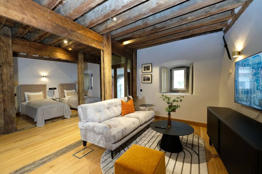 ذا ثري سيسترز هوتل