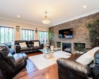 Luxury 3700 sq/ 5 bedroom/ jettedtub/ 4 fireplaces - エドモントン - リビングルーム