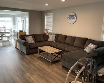 Large waterfront home at the North End of Conesus Lake with garage game room! - Lakeville - Sala de estar