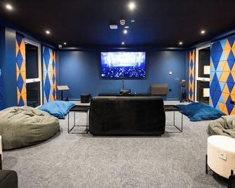 Urban Hub Preston! Modern Studio Apartment - Located Next To The Uclan Campus - Preston - Lounge