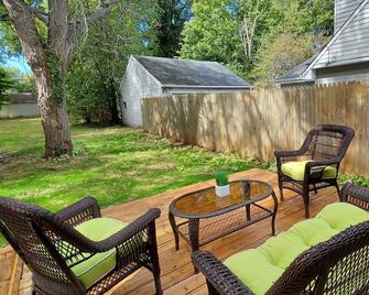 2 King 3 Queen Beds. Spacious. Quiet Neighborhood - Euclid - Patio