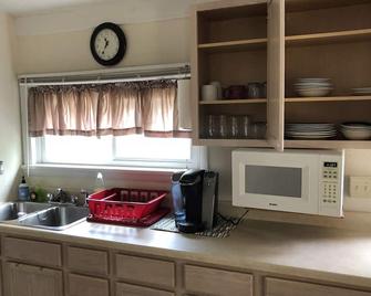Private, Quiet, Cozy. Long-term rentals encouraged. - Sheridan - Kitchen