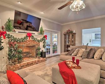Million-Dollar Estate by Downtown Franklin! - Franklin - Living room