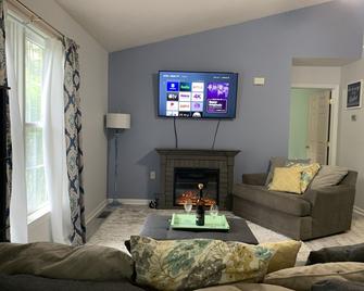 Top-rated cottage! Booking winter & SUMMER trips! Great for families & couples - DuBois - Living room