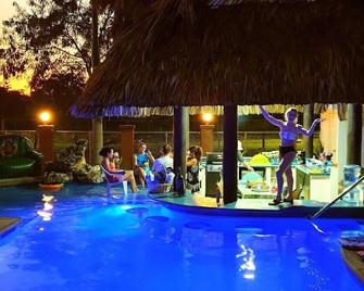 Welcome To The Gecko Bungalow! Stunning Pool Free Int'l Airport Shuttle!! - Ladyville - Pool