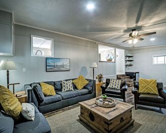 Lake Harbor Landing - Cozy Cottage on the Rez - Brandon - Wohnzimmer