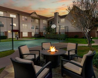 Residence Inn by Marriott Arlington - ארלינגטון - פטיו