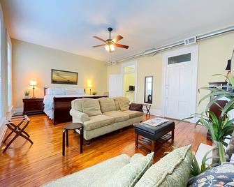 Charming & Inviting Apartment in Historic Downtown Paris, Ky. - Paris - Living room