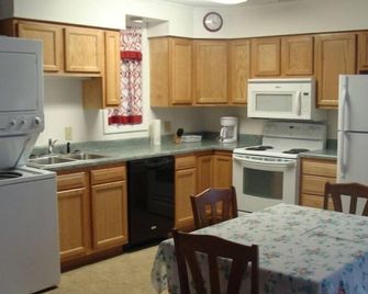 Close to river for fishing, canoes, kayaks, tubing, swimming, antiques in town - Hardy - Kitchen
