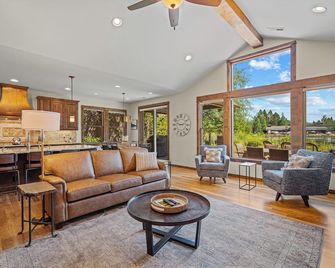 Cozy Caldera Cabin with Hot Tub, Lake Views & Pet Friendly - Bend - Living room