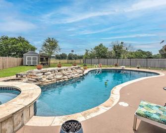 Hot Tub, Pool, and Fire Pit Gorgeous Hutto Home - Hutto - Pool