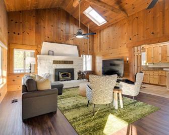 Waterfront Mariposa Vacation Rental with Hot Tub - Mariposa - Living room