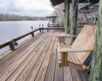 A Quiet Town with a Fishing Problem. Great Way to Avoid Hotel/Motel Crowds! - Astor - Balcony