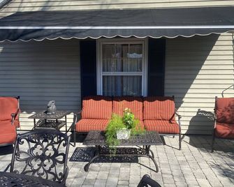 East Hwy.71. 4 bedrooms, 2 bathrooms. Sleeps 10. Shower outsid. Beach badges. - Spring Lake Heights - Patio